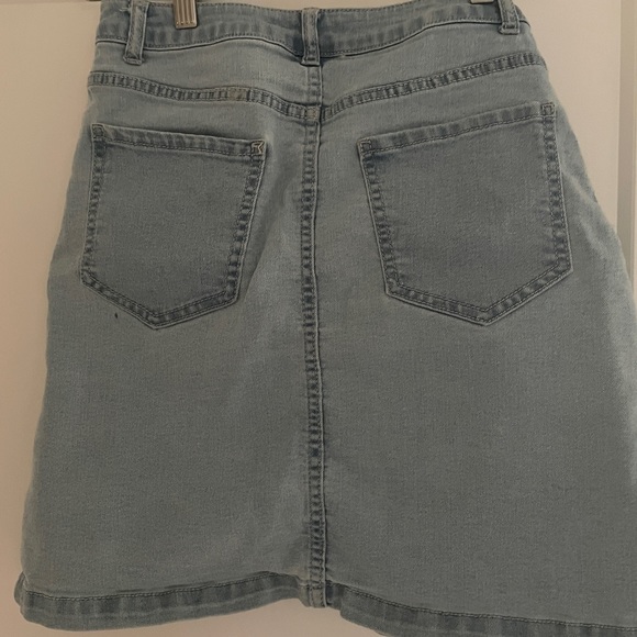 Button-down light denim skirt, above knee cut with back pockets - Picture 3 of 3